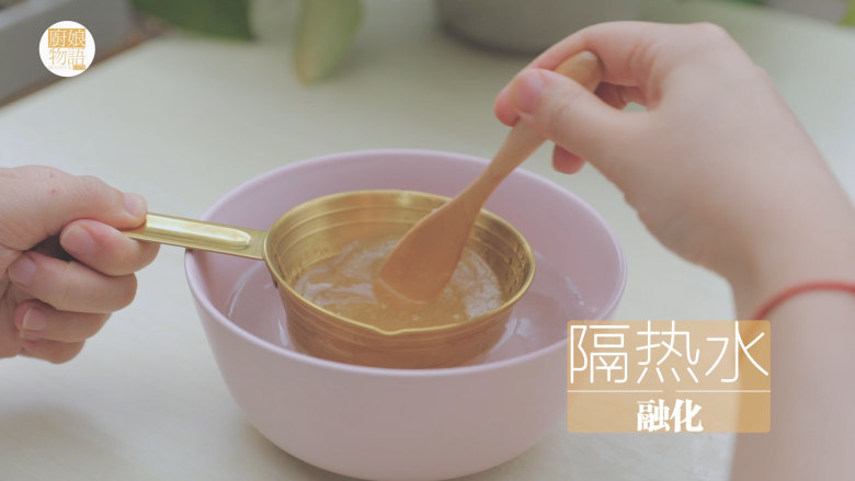 水蜜桃的3+2种有爱做法「厨娘物语」,[Q弹蜜桃果冻]
10g吉利丁粉加入100ml清水，隔热水搅拌融化。