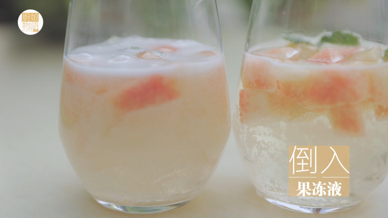 水蜜桃的3+2种有爱做法「厨娘物语」,杯中放入30g桃子块,3片<a style='color:red;display:inline-block;' href='/shicai/ 3760'>薄荷</a>倒入果冻液,冷藏3小时以上。