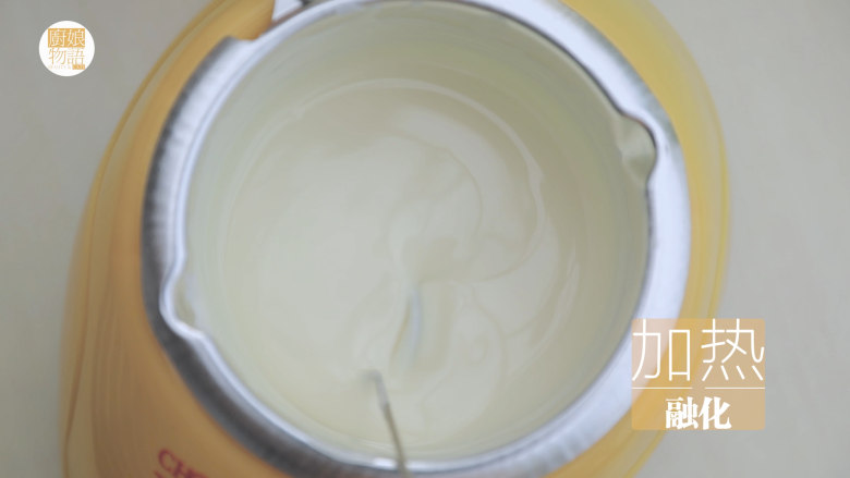 水蜜桃的3+2种有爱做法「厨娘物语」,100g白巧克力用巧克力热熔机加热融化。(没有的也可以隔热水融化)