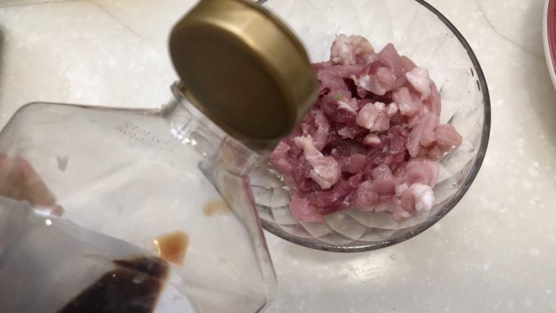 酸爽过瘾,赶走阴雨天坏情绪➕酸菜番茄肉丝汤,少许味极鲜<a style='color:red;display:inline-block;' href='/shicai/ 788'>生抽</a>