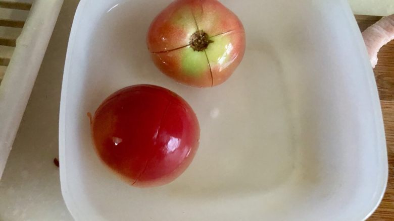 酸爽过瘾,赶走阴雨天坏情绪➕酸菜番茄肉丝汤,碗中加入适量开水,没过番茄,烫几分钟到番茄皮卷起
