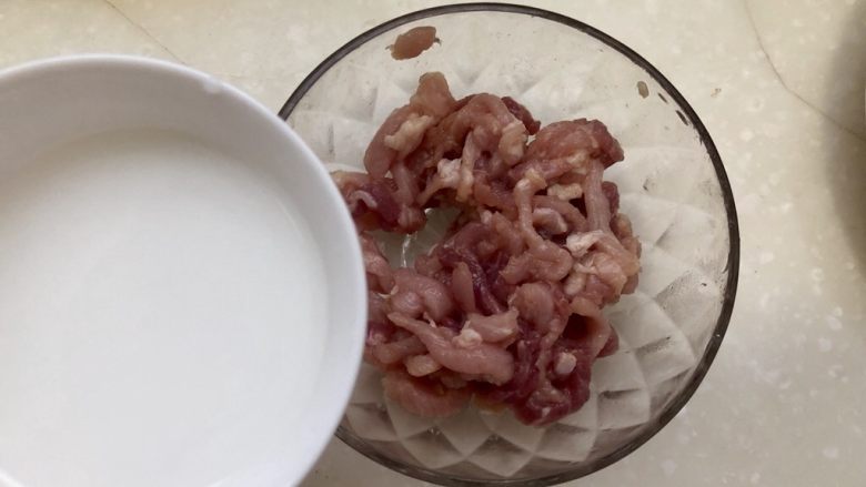 酸爽过瘾,赶走阴雨天坏情绪➕酸菜番茄肉丝汤,一勺生粉加两勺水调制成水淀粉,分次加入肉丝中,搅拌让肉丝吸水,这样能让煮出来的肉丝更嫩
