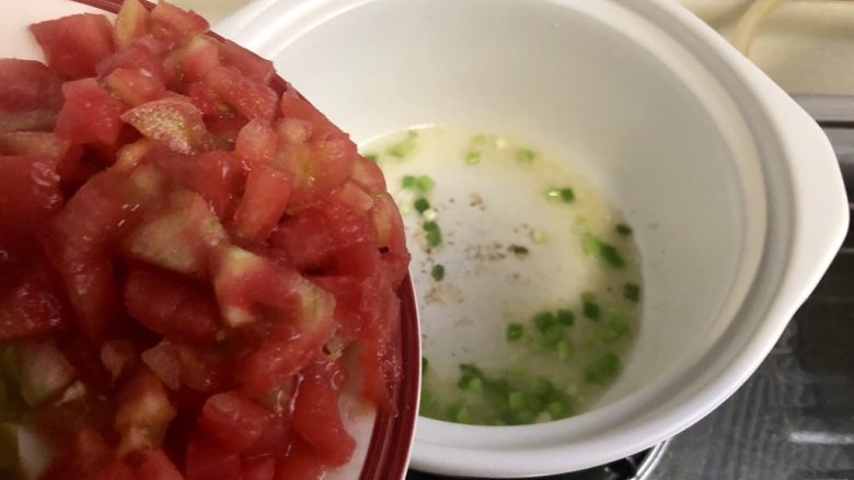 酸爽过瘾,赶走阴雨天坏情绪➕酸菜番茄肉丝汤,加入番茄粒,炒出红油