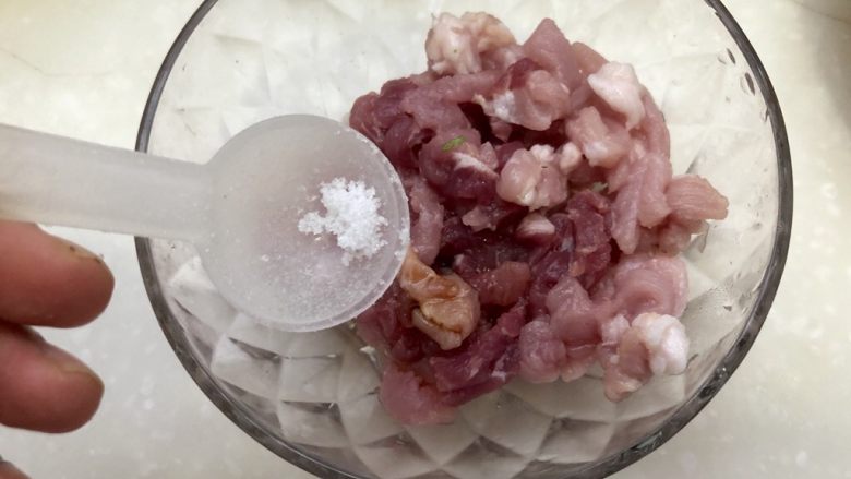 酸爽过瘾,赶走阴雨天坏情绪➕酸菜番茄肉丝汤,加入一点<a style='color:red;display:inline-block;' href='/shicai/ 3729'><a style='color:red;display:inline-block;' href='/shicai/ 3729'>白糖</a></a>