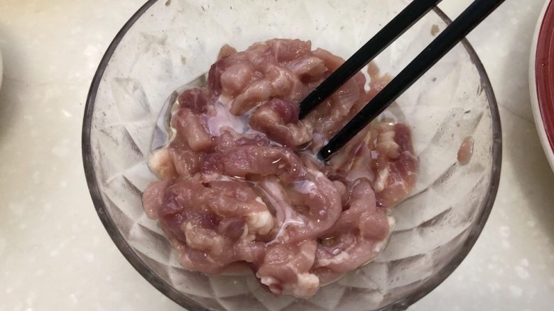 酸爽过瘾,赶走阴雨天坏情绪➕酸菜番茄肉丝汤,再加入少许食用油