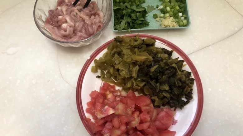酸爽过瘾,赶走阴雨天坏情绪➕酸菜番茄肉丝汤,全部食材准备好