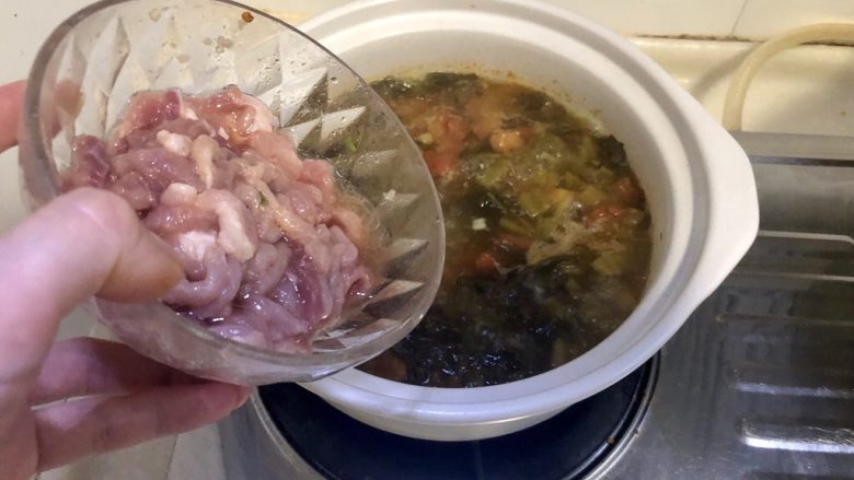 酸爽过瘾,赶走阴雨天坏情绪➕酸菜番茄肉丝汤,加入腌好的肉丝,把肉丝划散