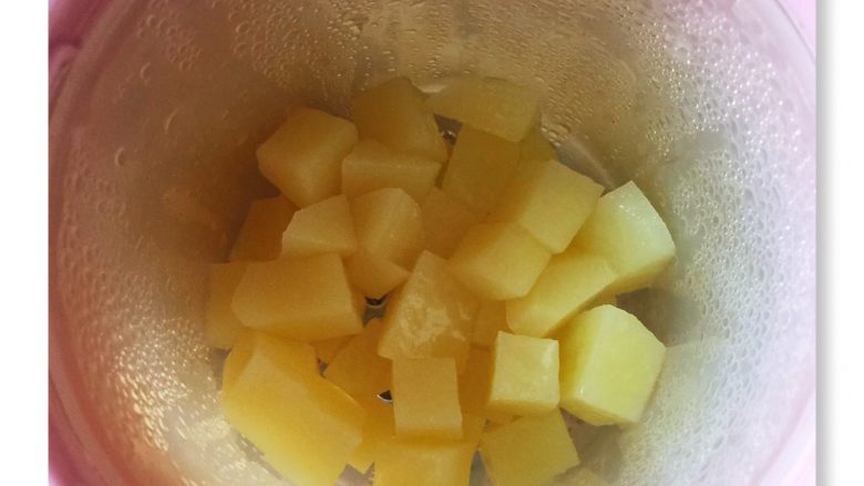 香喷喷的土豆泥,②隔水上锅蒸熟，或者带有蒸煮功能得辅食机蒸熟，我用辅食机蒸了15分钟