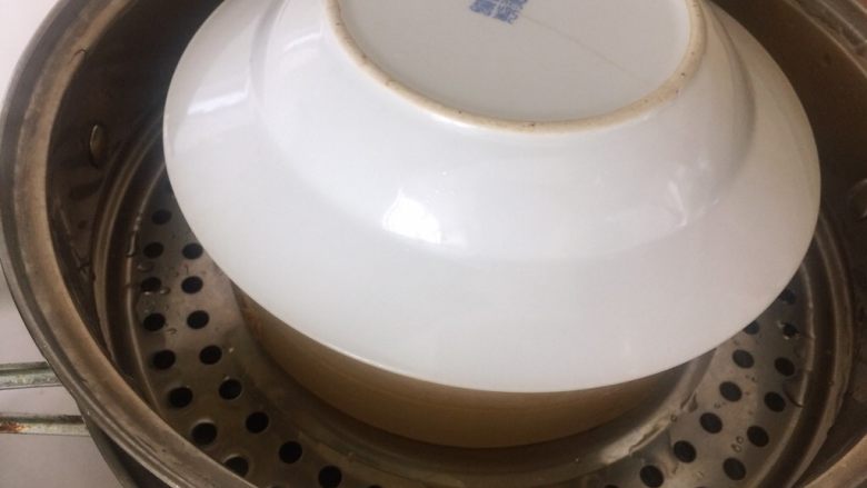 糯米藜麦蒸排骨,中大火,一小时(记得在蒸笼上盖个盘子,以防水蒸气滴进去)