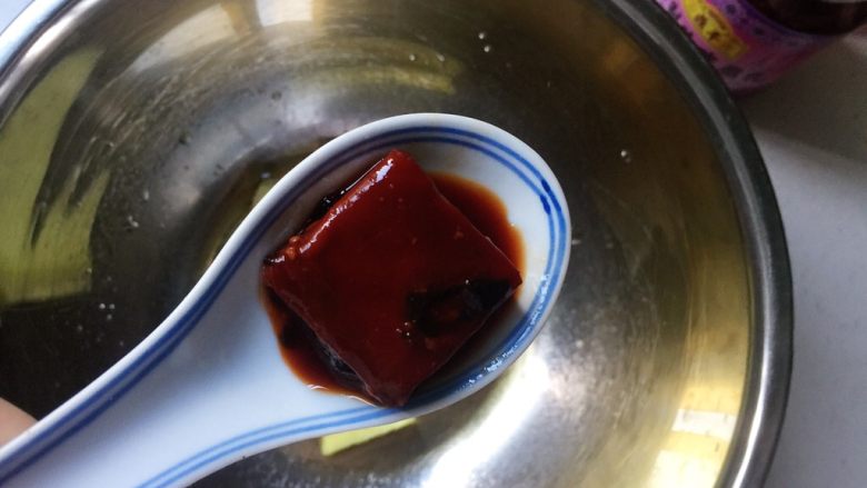 糯米藜麦蒸排骨,一块玫瑰乳腐(有汁水的话最好也倒一汤匙进去)