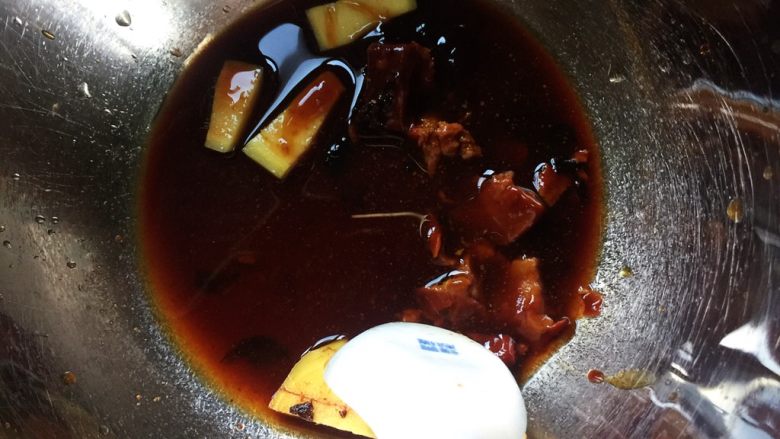 糯米藜麦蒸排骨,把乳腐压碎,搅拌均匀
