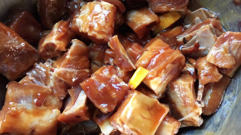 糯米藜麦蒸排骨,随后把沥干水分的小排倒入,抓拌均匀(为了能入味,最起码腌制4、5小时,我一般都是前一天晚上腌好第二天吃)