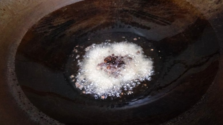豆豉炝拌青椒土豆丝,油熟后倒入剁好的豆豉,小火炒香。