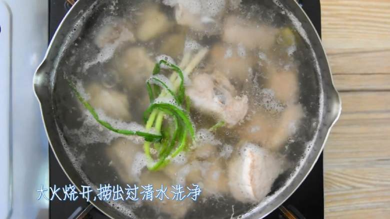 可乐排骨—可乐真的和好多菜都搭,肥宅快乐水不仅好喝还好吃,大火烧开,捞出过清水洗净。