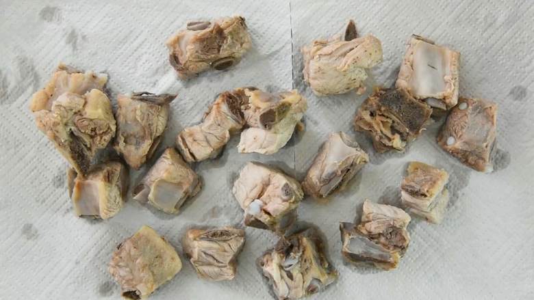 可乐排骨—可乐真的和好多菜都搭,肥宅快乐水不仅好喝还好吃,吸干表面水分。
