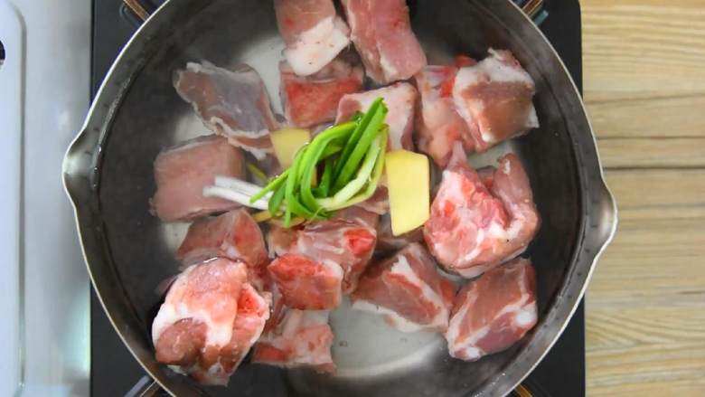 可乐排骨—可乐真的和好多菜都搭,肥宅快乐水不仅好喝还好吃,排骨加料酒、葱、姜焯水。