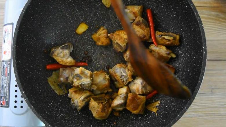 可乐排骨—可乐真的和好多菜都搭,肥宅快乐水不仅好喝还好吃,加入酱油炒至均匀上色。
