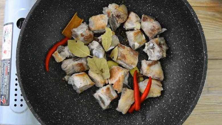 可乐排骨—可乐真的和好多菜都搭,肥宅快乐水不仅好喝还好吃,加入香料、小米椒炒香。