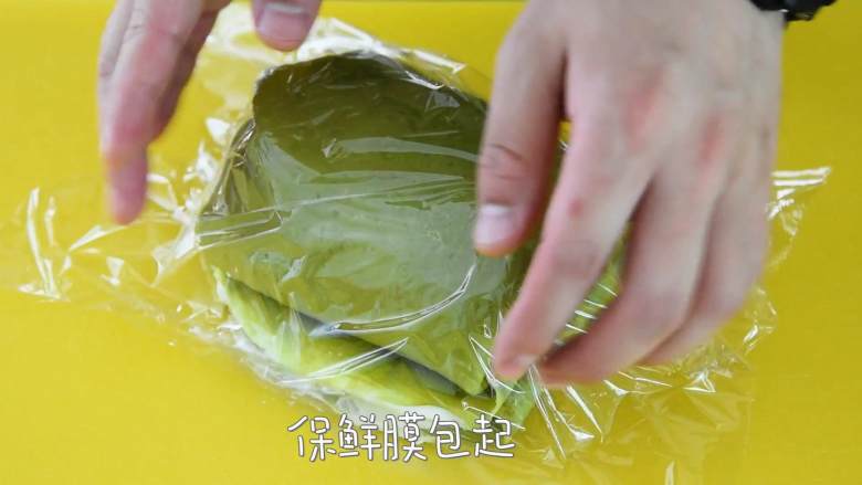 带着甜蜜和清香的网红甜品——抹茶毛巾卷,铺上奶油,抹刀抹平,边上尽量空开,卷起。
保鲜膜包起,放冰箱冷藏1小时左右取出。