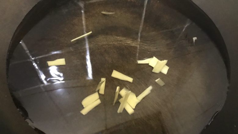 香菇腐乳排骨,加入二分之一的姜片,加适量料酒
