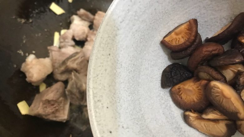 香菇腐乳排骨,下香菇,翻炒30秒