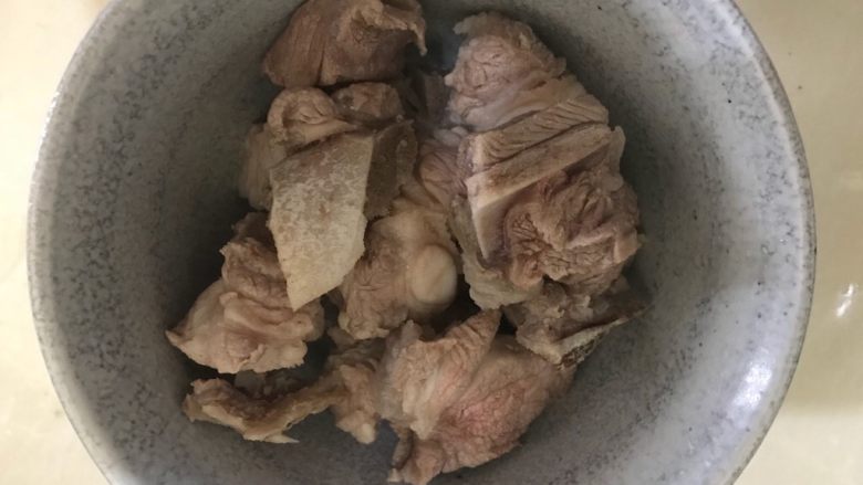 香菇腐乳排骨,捞出过好水的排骨,控干水分