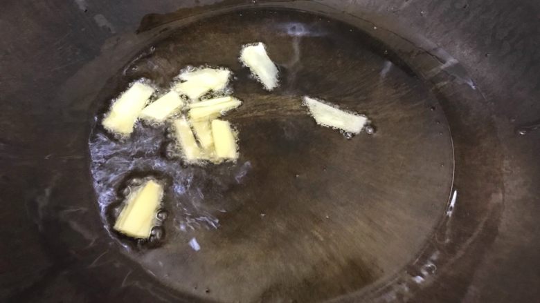 香菇腐乳排骨,下剩余的姜片,小火煸香