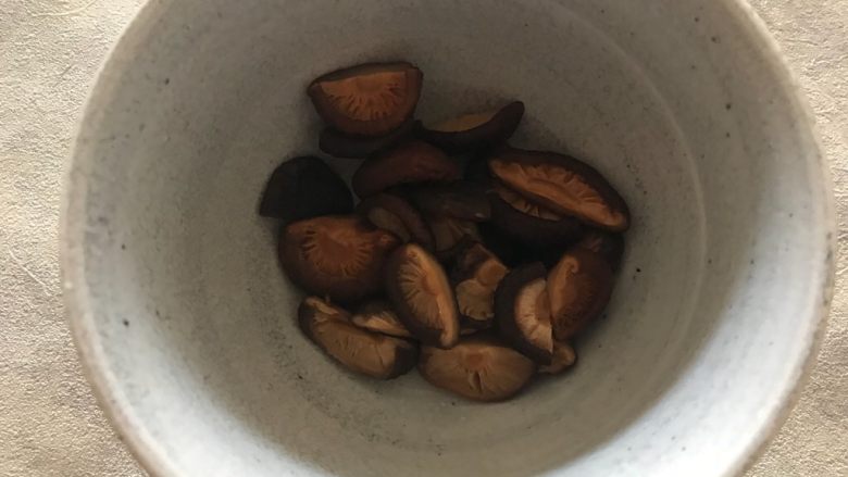 香菇腐乳排骨,泡发好的香菇去蒂洗净之后对半切开
如果香菇比较大,那就一分为四