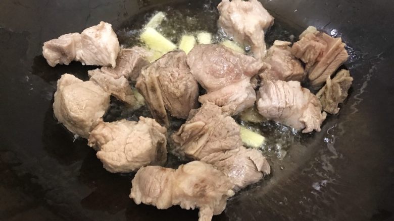 香菇腐乳排骨,下排骨,转中大火,翻炒至排骨变色