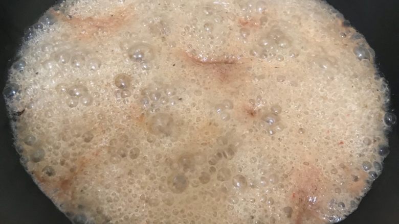 香菇腐乳排骨,大火煮开之后盖上锅盖,转小火,煮25分钟