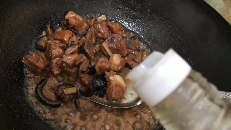 香菇腐乳排骨,滴数滴香油,翻炒均匀,即可
