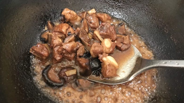 香菇腐乳排骨,25分钟后,转大火收汁
