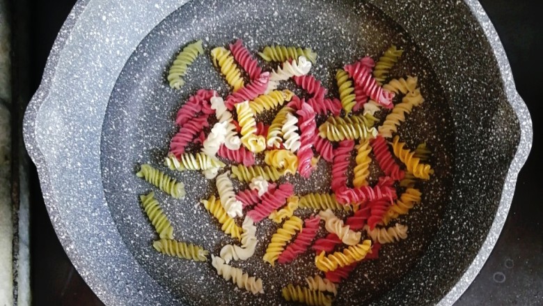 宝宝辅食—花菜香肠杂蔬炒面,适量的面入锅煮熟捞出备用