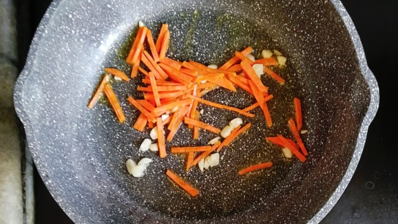 宝宝辅食—花菜香肠杂蔬炒面,倒入胡萝卜炒至断生