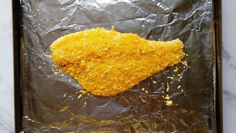 香酥鱼排,烤盘铺入锡纸,刷一层橄榄油,放上鱼排