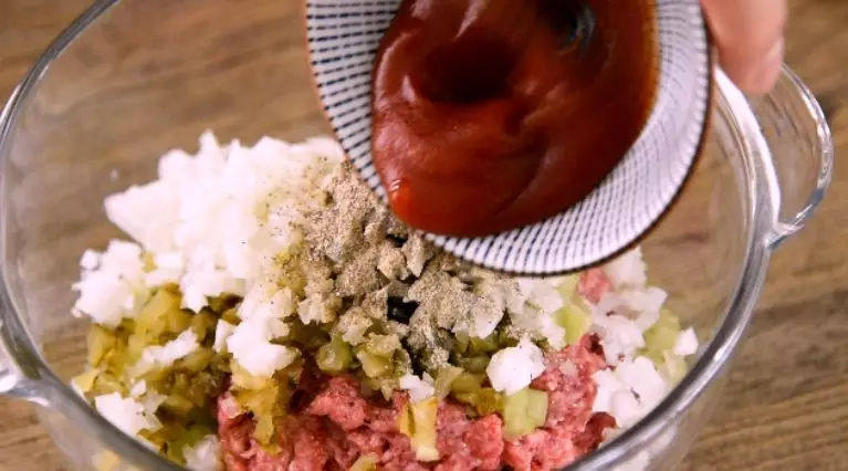鞑靼牛肉:美食也可以很野蛮,再加入橄榄油、椒盐粉、番茄酱,搅拌均匀