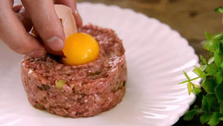 鞑靼牛肉:美食也可以很野蛮,.用勺子在顶部按一个洞,打入鸡蛋黄即可