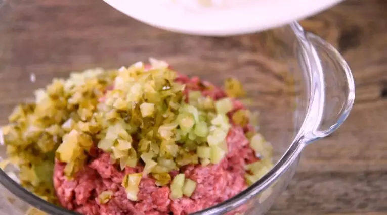 鞑靼牛肉:美食也可以很野蛮,碗中加入西芹、洋葱、酸黄瓜末