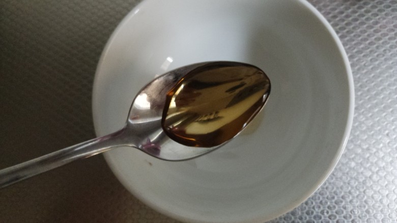 麻辣鳕鱼,然后调汁,先放三勺醋。