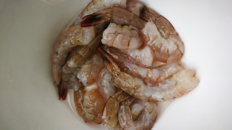 孜然凤尾虾,将壳剥掉,只留尾部倒入<a style='color:red;display:inline-block;' href='/shicai/ 718'>料酒</a>