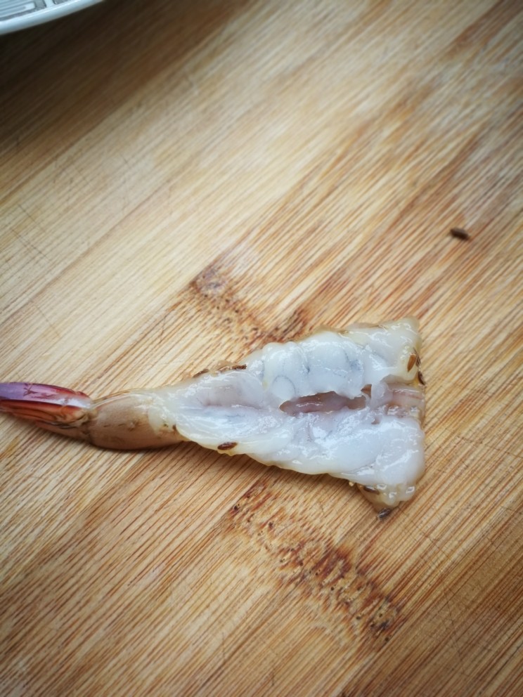 孜然凤尾虾,腌好以后从挑虾线的地方,切开,拍扁