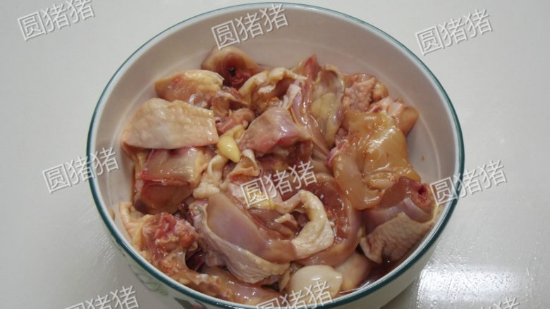 黑椒鸡块,将鸡斩成小块,用腌料抓匀,腌制15分钟。
