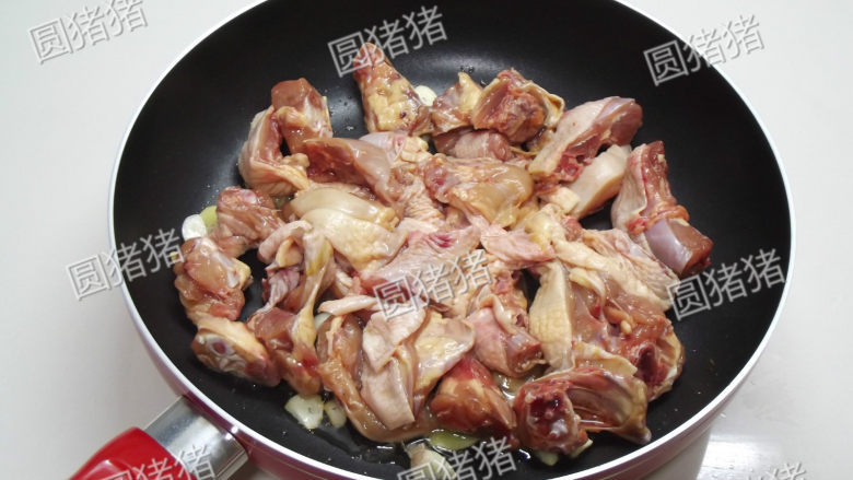 黑椒鸡块,炒锅烧热,加少许油,放入鸡块小火煸炒出油脂。