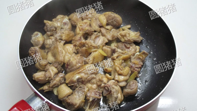 黑椒鸡块,将鸡块拨开,放入姜、蒜炒出香味,全部盛出备用。