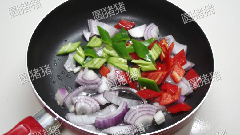 黑椒鸡块,锅内热1小匙油,放入洋葱、青红椒块炒出香味。