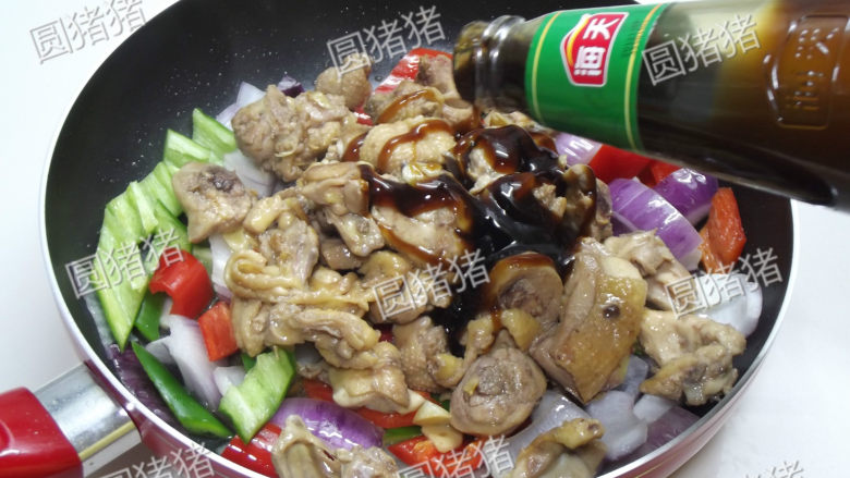 黑椒鸡块,加入炒好的鸡块,及黑椒汁中的所有调味料。