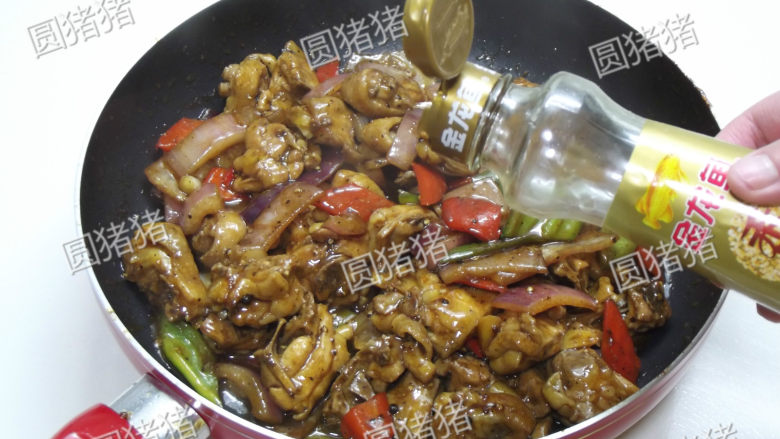 黑椒鸡块,中火翻炒2分钟,至鸡块充份吸收酱汁,临出锅前淋入少许香油。