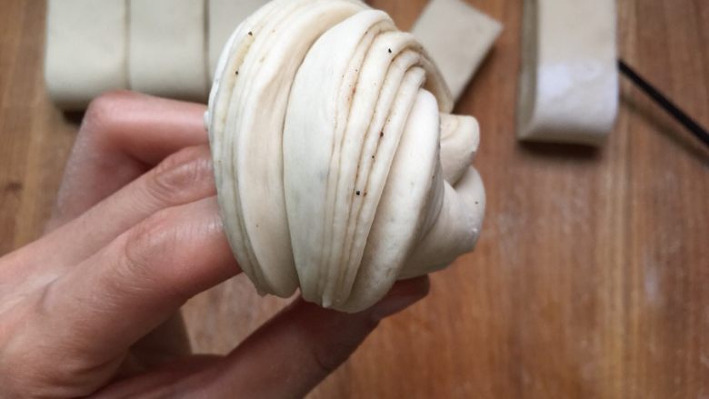 椒盐花卷
,边拧边折右手压左手,