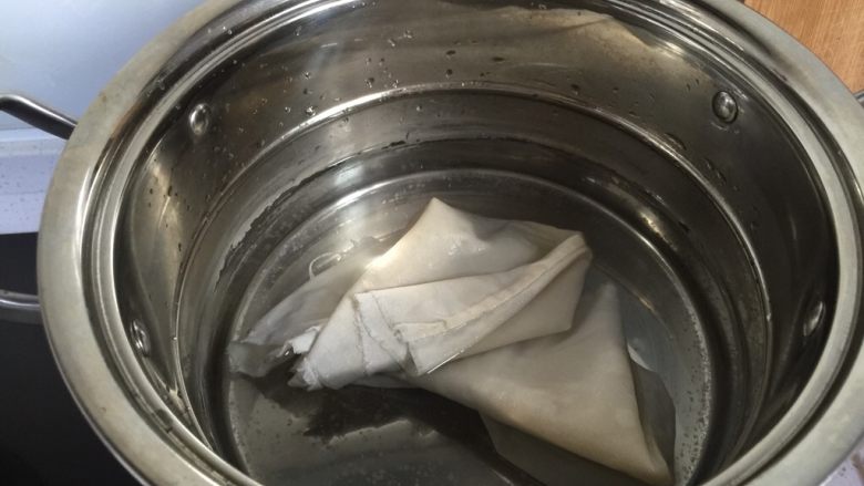 椒盐花卷
,锅里加入凉水(把笼布放进去湿润之后再拧干)
