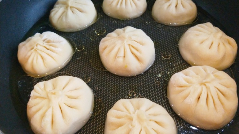 广式生煎包,平底锅烧热放入适量油。